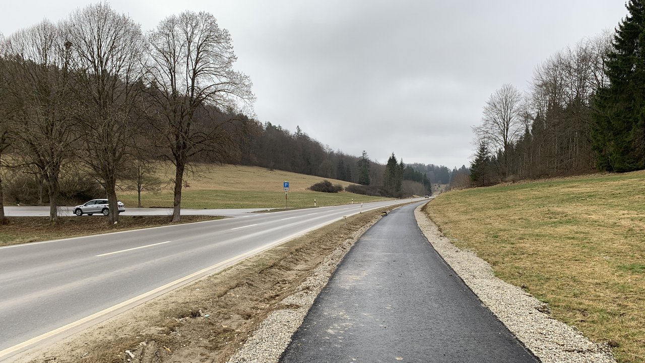 Das Foto zeigt die L230 links daneben den Parkplatz Aufberg und rechts daneben den frisch asphaltierten Rad- und Wirtschaftsweg