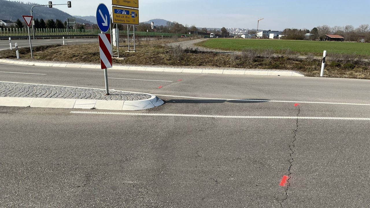 Das Bild zeigt einen Riss im Fahrbahnbelag.