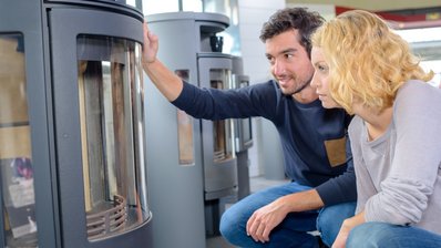 Ein Mann und eine Frau wählen einen Ofen aus