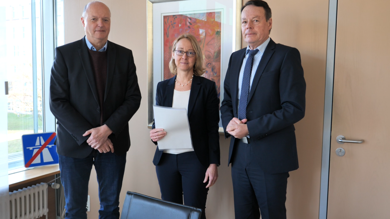 Das Bild zeigt von links nach rechts den Stv. Abteilungspräsidenten Werner Schenk, Dr. Sabine Mohr und Regierungspräsident Klaus Tappeser