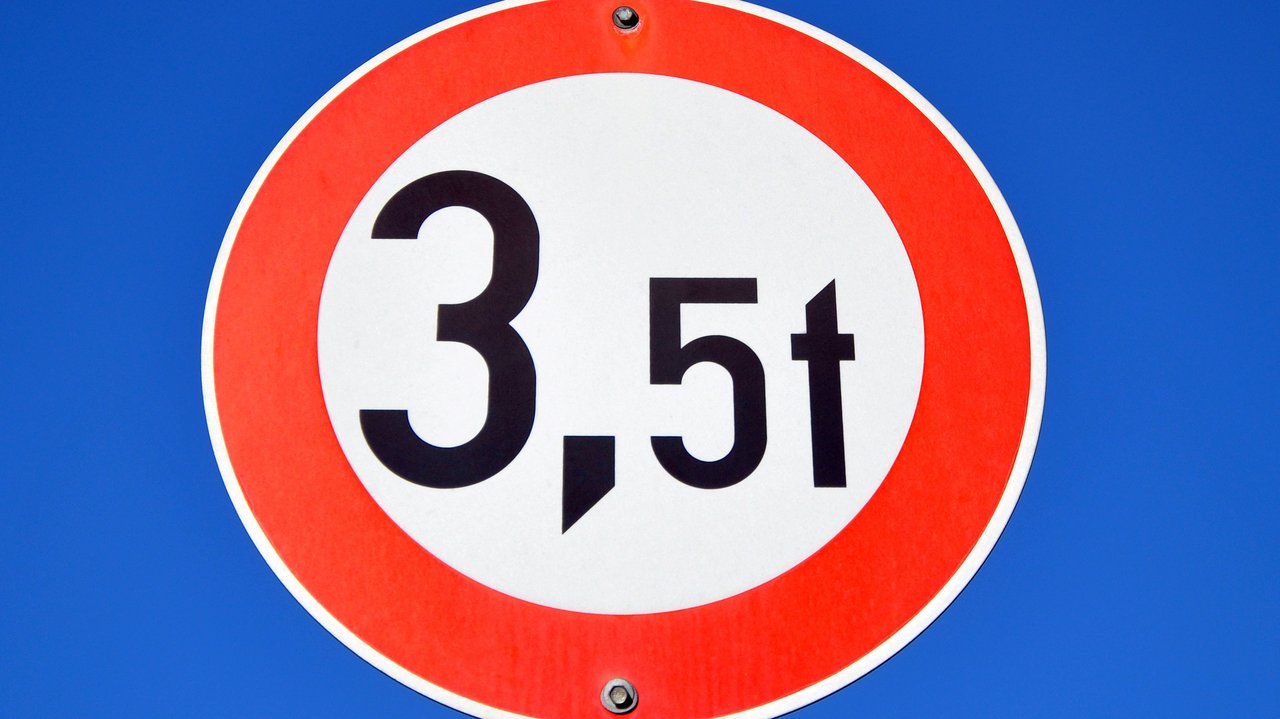 Das Bild zeigt ein Verbotsschild mit Schriftzug 3,5 Tonnen auf blauem Hintergrund