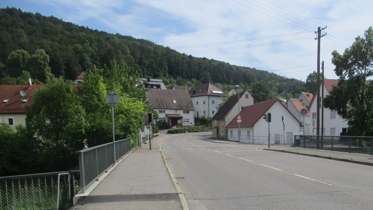 Das Foto zeigt eine die Fahrbahn einer Brücke in einer Ortschaft