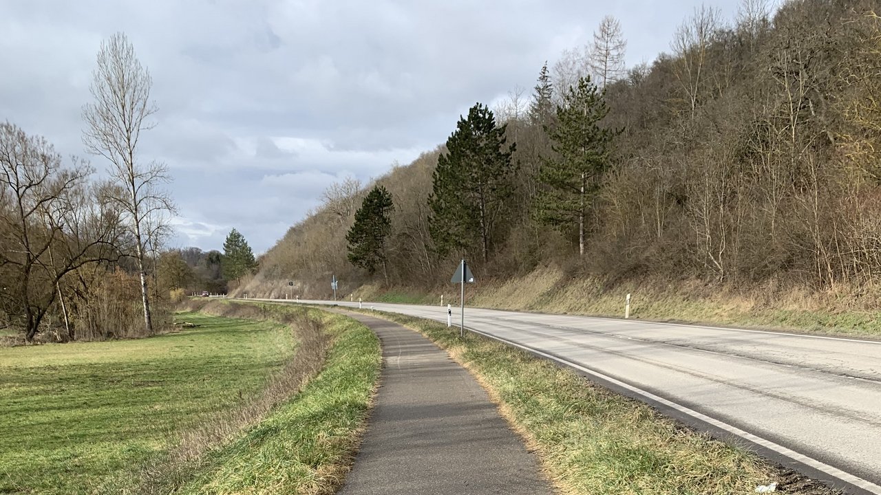 Das Bild zeigt den Radweg entlang der L 359