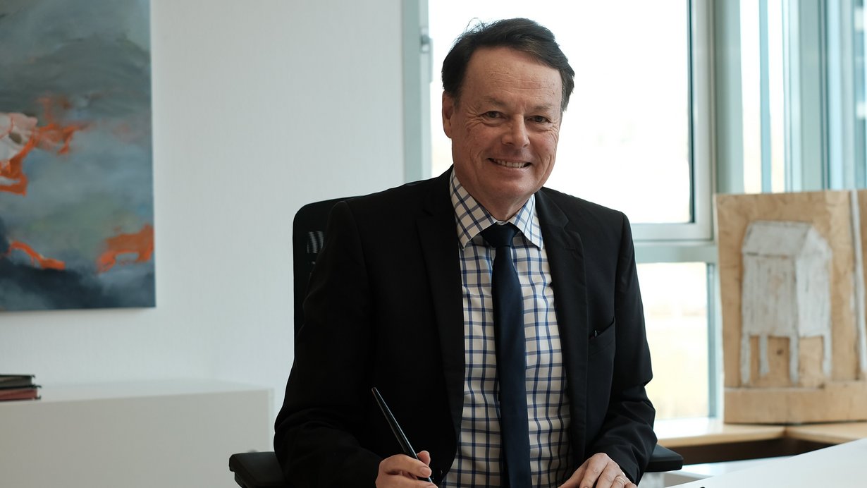 Regierungspräsident Klaus Tappeser am Arbeitsplatz