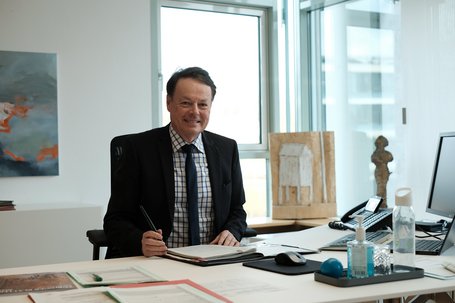 Regierungspräsident Klaus Tappeser Regierungspräsident Klaus Tappeser am Arbeitsplatz