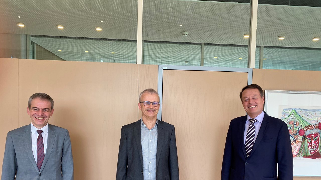 Rainer Hölz, Bertram Menner und Regierungspräsident Klaus Tappeser im Foyer des RP Tübingen