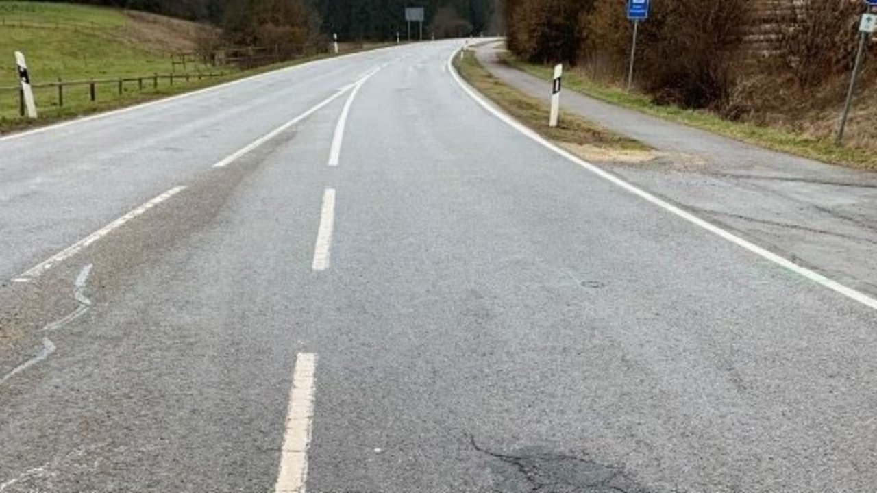 Man blickt auf die Landesstraße 449 zwischen Bitz und Neuweiler mit altem Belag