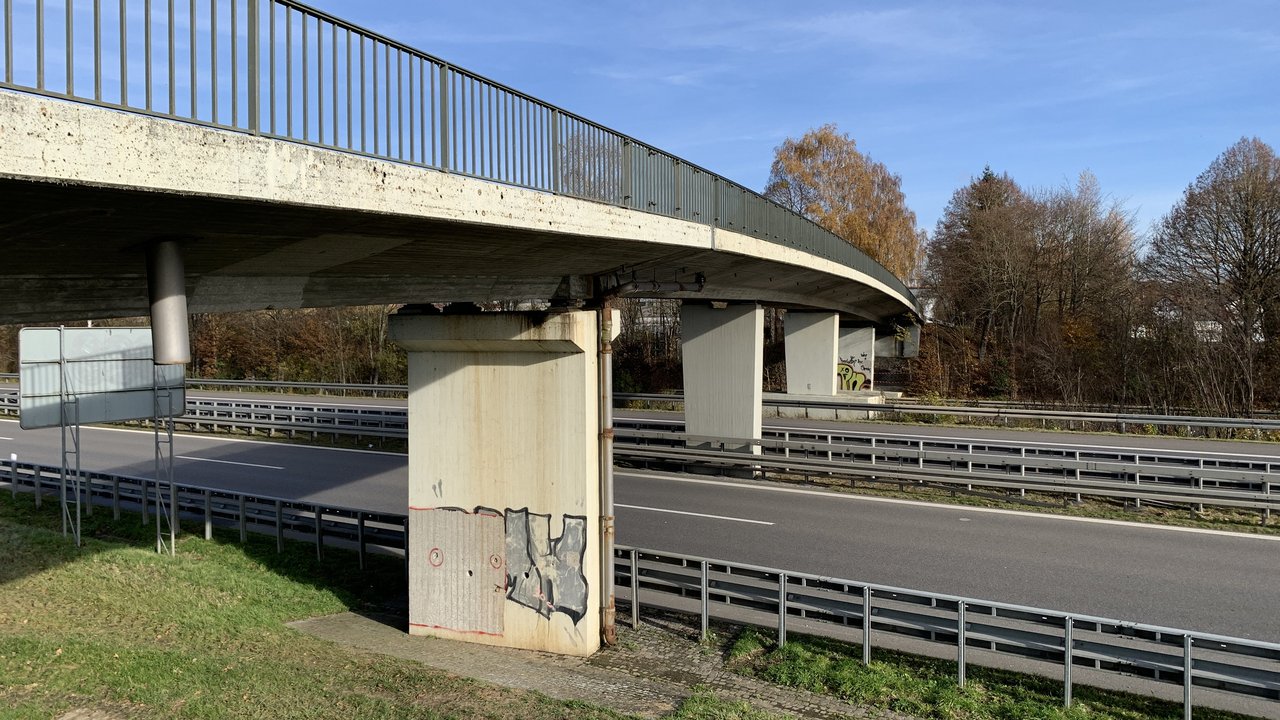 Das Foto zeigt die Überführung des Schemmerberger Wegs über die B 30