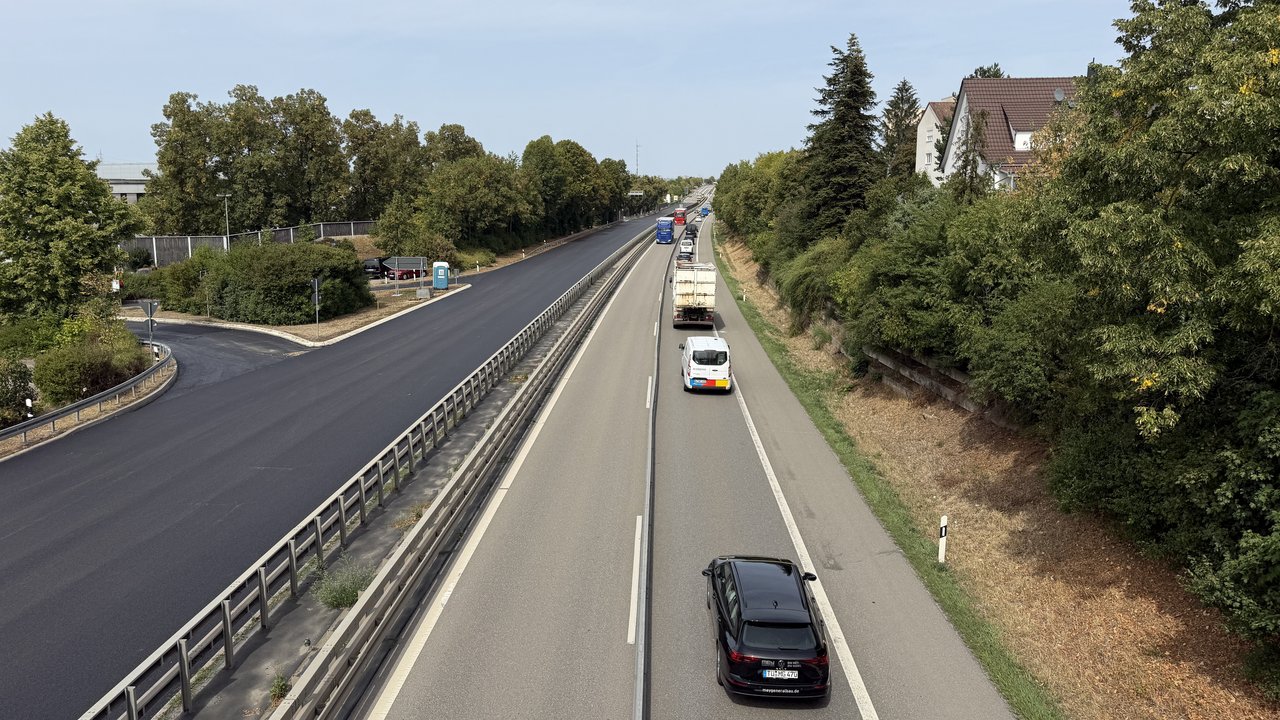 Das Bild zeigt die erneuerte Fahrbahndecke der B27 Balingen-Endingen bis Balingen-Nord von oben.