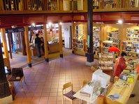 Eingangsbereich mit Verbuchung und Stöberzone im Erdgeschoss der Stadtbücherei Kalebskelter Metzingen