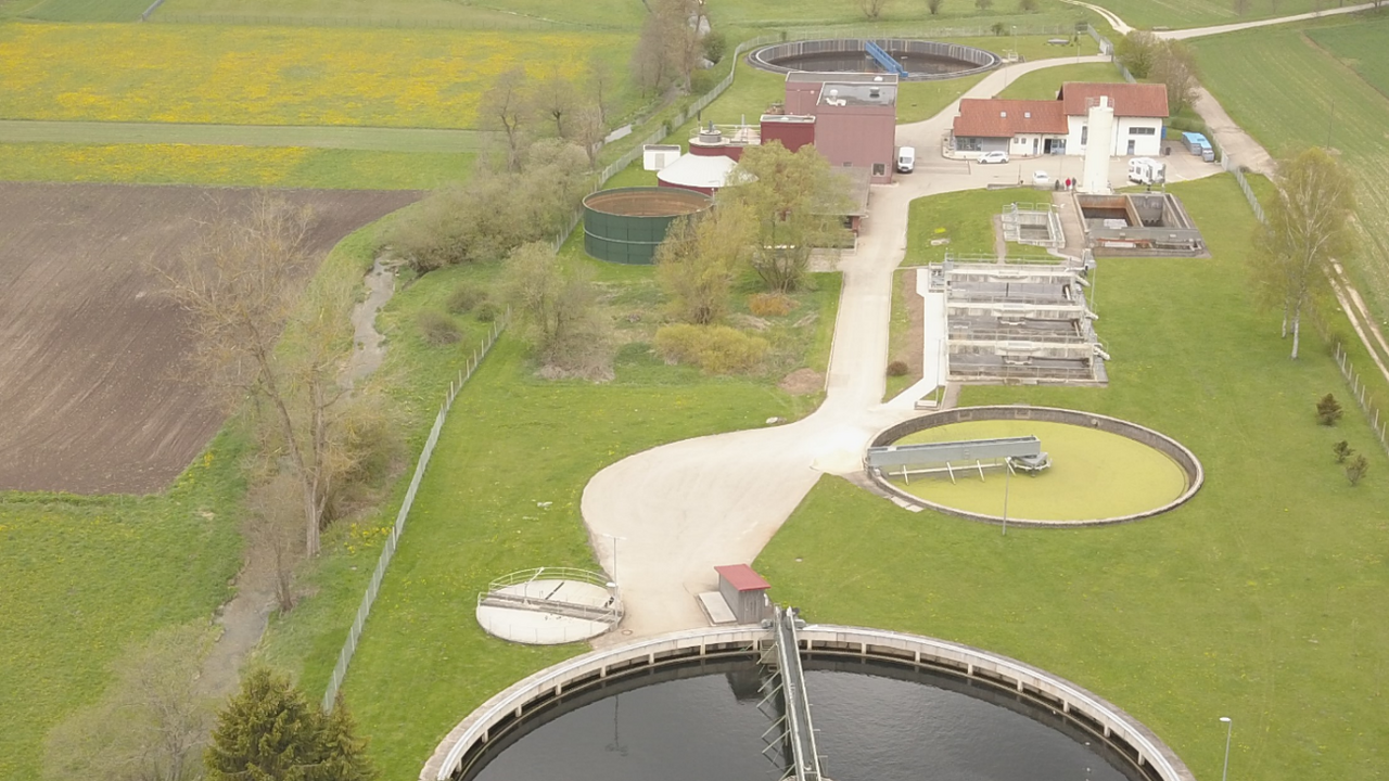 Blick von oben auf die Fehla und die Kläranlage Burladingen