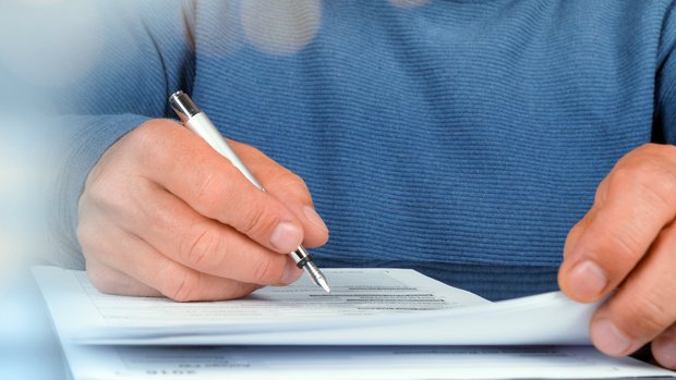 Mann füllt Formular aus