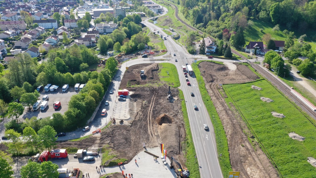 Das Foto zeigt den Knotenpunkt Wasserfall B 28 Bad Urach von oben