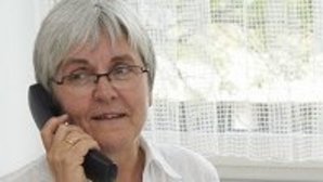 Theodor-Heuss-Schule Eine Frau hält ein Telefonhörer ans Ohr