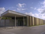 Bücherei Mediothek Dußlingen Flachdachgebäude mit Lamellenfront der Bücherei Mediothek Dußlingen