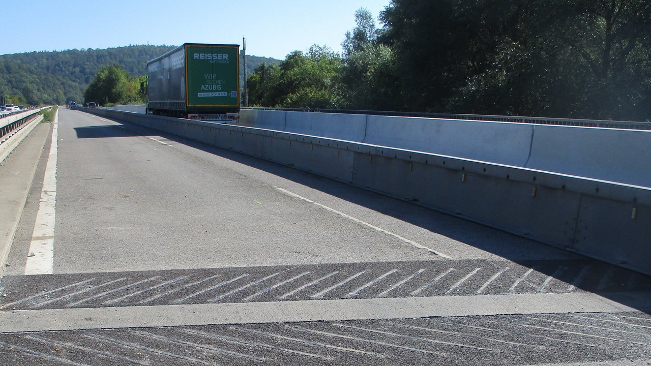 Das Foto zeigt die Bahnbrücke von oben mit der neuen Übergangskonstruktion