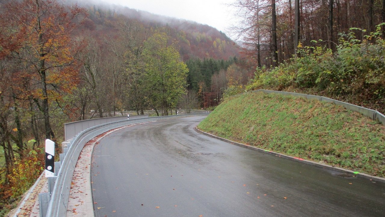 Das Foto zeigt die Gönninger Steige links eine Leitplanke vor dem Hang nach unten und rechts ein bewaldeter Hang nach oben
