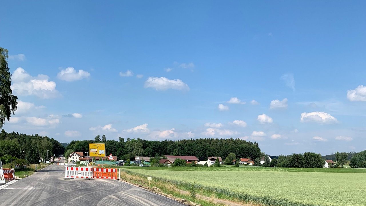 Das Bild zeigt die B 313 zwischen Engstingen und Trochtelfingen während der Fahrbahnsanierung