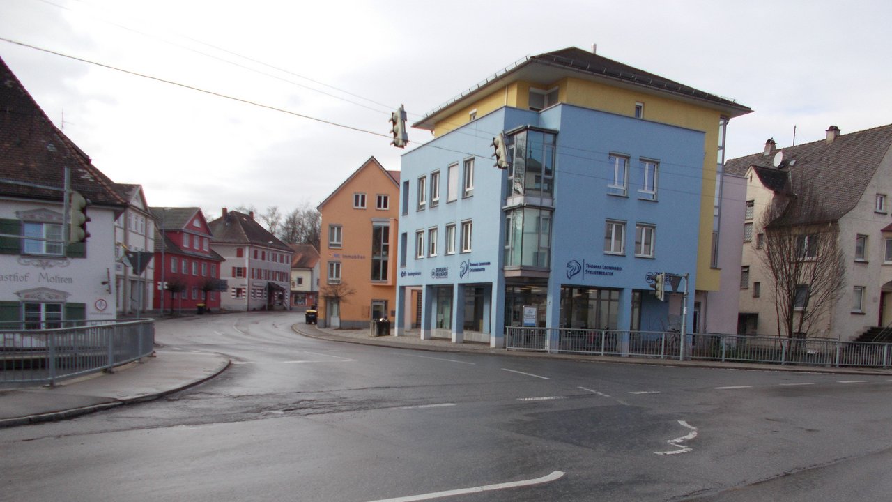 Blick auf die Mohrenbrücke. Man sieht eine Straßenkreuzung und mehrere bunte Häuser