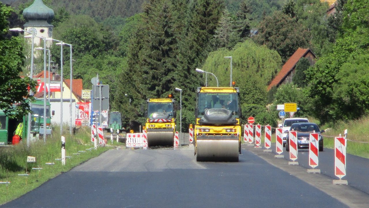 Fahrbahndeckenerneuerung auf der B 463 Ortsdurchfahrt Albstadt-Lautingen; das Bild zeigt zwei Walzen bei Asphaltierarbeiten