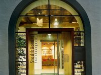 Eingangstor der Stadtbücherei im historischen Torkel Überlingen