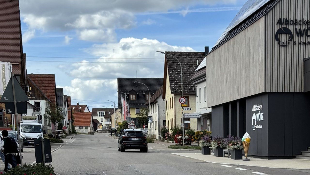 Das Foto zeigt die B 28 die durch die Ortsdurchfahrt Feldstetten führt.