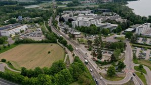 Radweg an der B 31 zwischen Friedrichshafen und Immenstaad Eine Luftaufname, die eine stark befahrene Straße und einen breiten, neu ausgebauten Radweg zeigt.