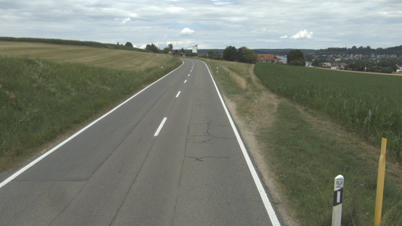 Das Bild zeigt die L 273 von Emerkingen nach Munderkinge; links und rechts Wiesen und Felder