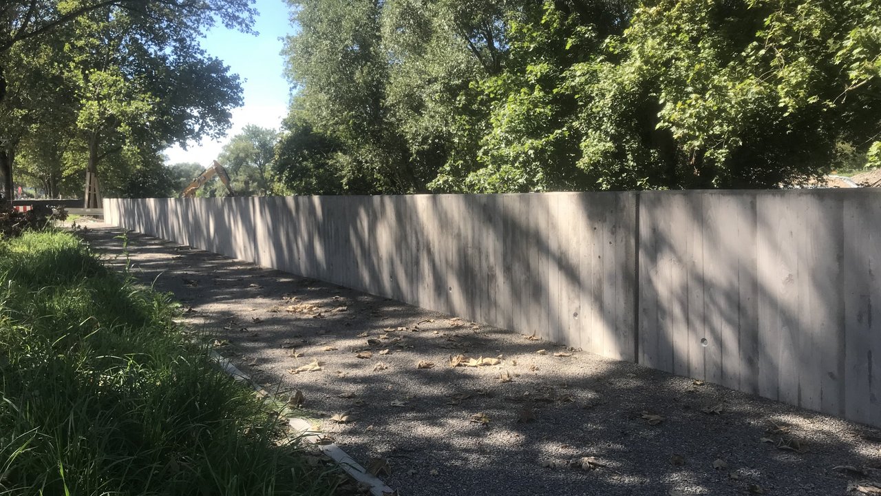 Hochwasserschutz Bismarckstraße Hochwasserschutz in der Bismarkcstraße: Eine Mauer aus Beton führt entlang einer Straße