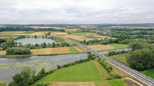 Brücken über die Donau und den Donaukanal Luftbild von zwei Brücken über Gewässer. Auf den Irritationsschutzwänden stehen die Wörter "Donau" und "Kanal"