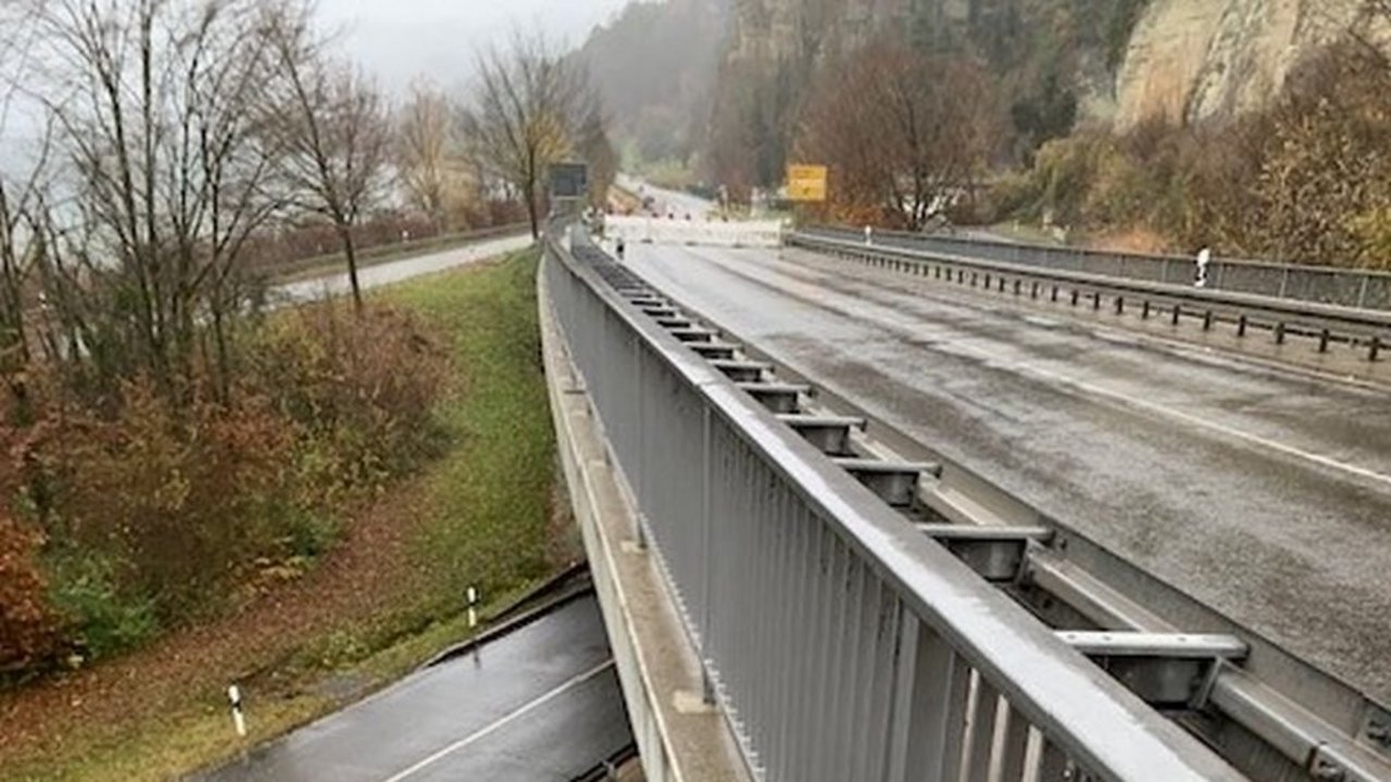 Das Foto zeigt die B 31 Brücke über den Anschluss-West