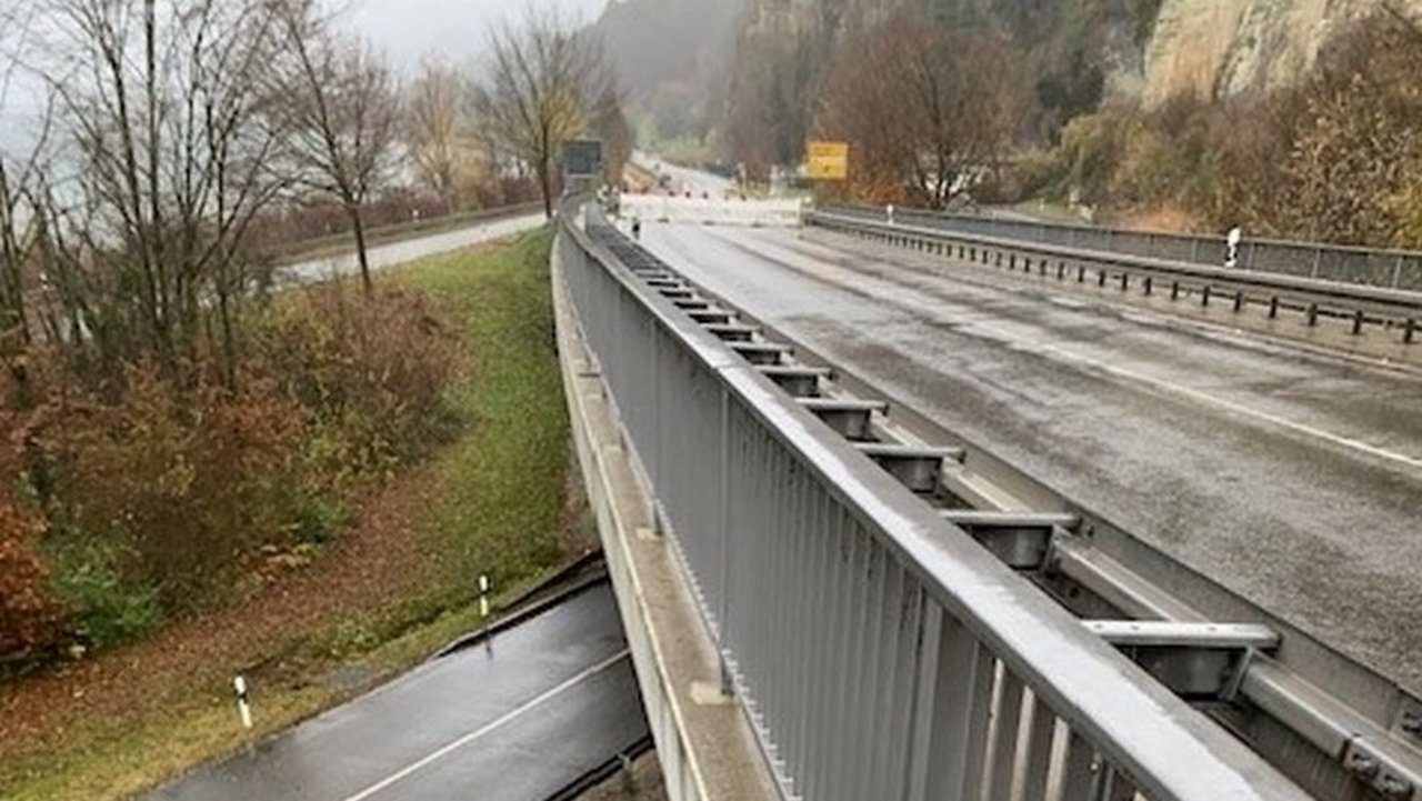 Das Foto zeigt die B 31 Brücke über den Anschluss-West