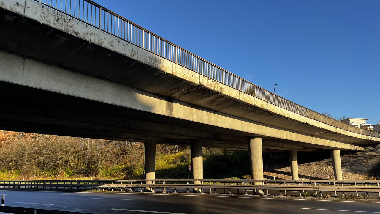 Das Foto zeigt die B 28 bei Reutlingen-Betzingen