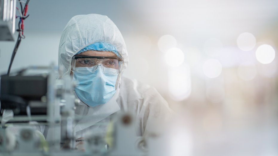 Arzneimittelüberwachung Mediziner in Schutzanzug in einem Arzneimittel produzierenden Betrieb
