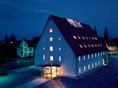 Stadtbücherei Biberach - Medien- und Informationszentrum Stadtbücherei Biberach - beleuchtetes Gebäude auf dem Viehmarktplatz bei Nacht