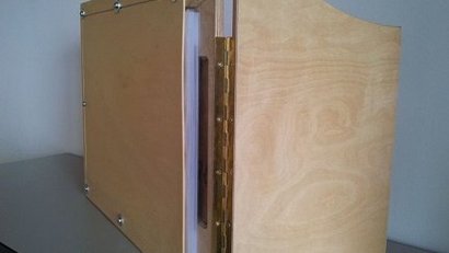 Holzrahmen des Kamishibai-Theater mit Einzug an der Seite (Ansicht von hinten)