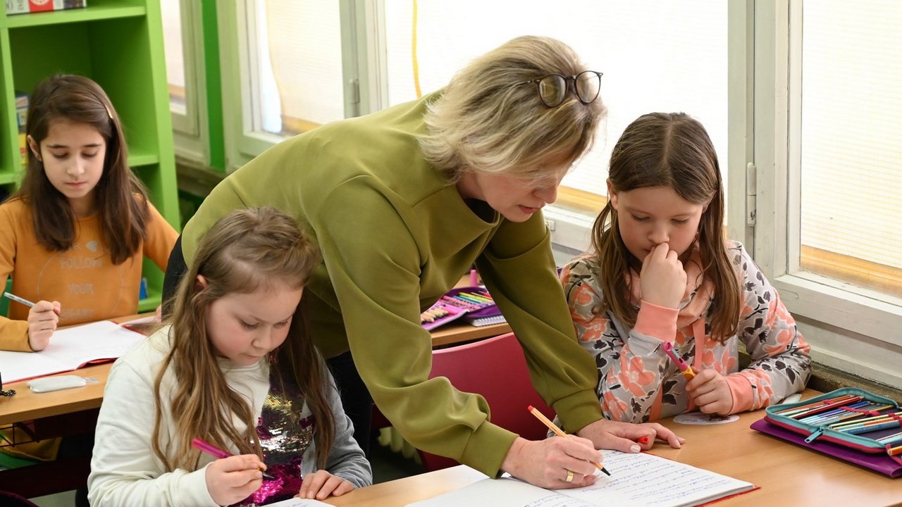 Bild zeigt Lehrerin mit Schülern