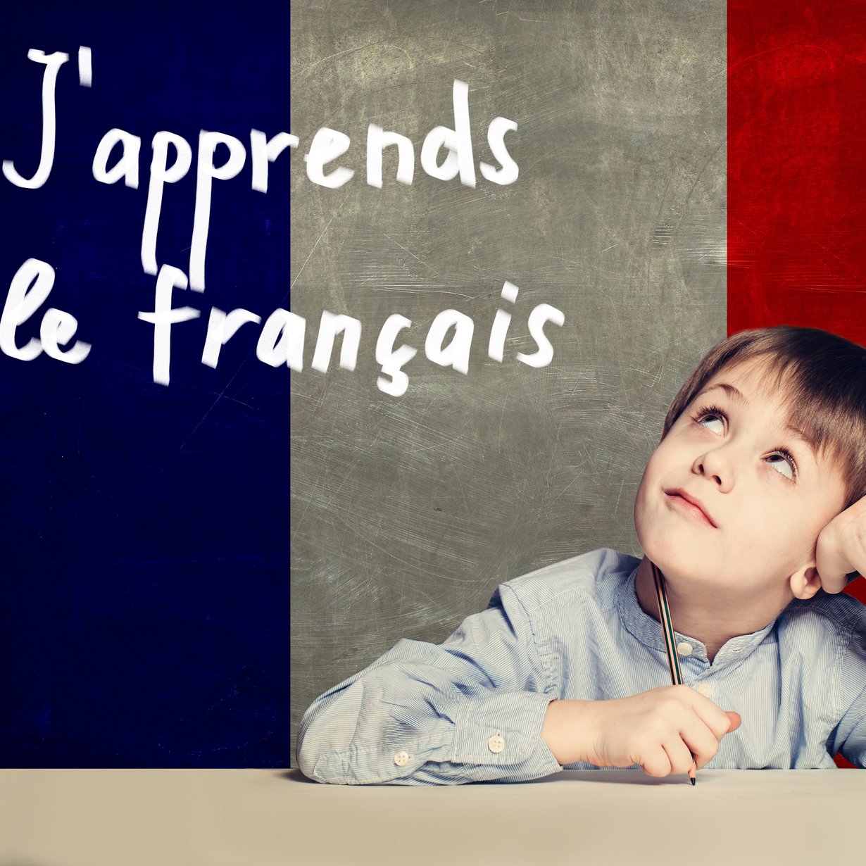 Junge schuat zum Schriftzug Jápprends le francias