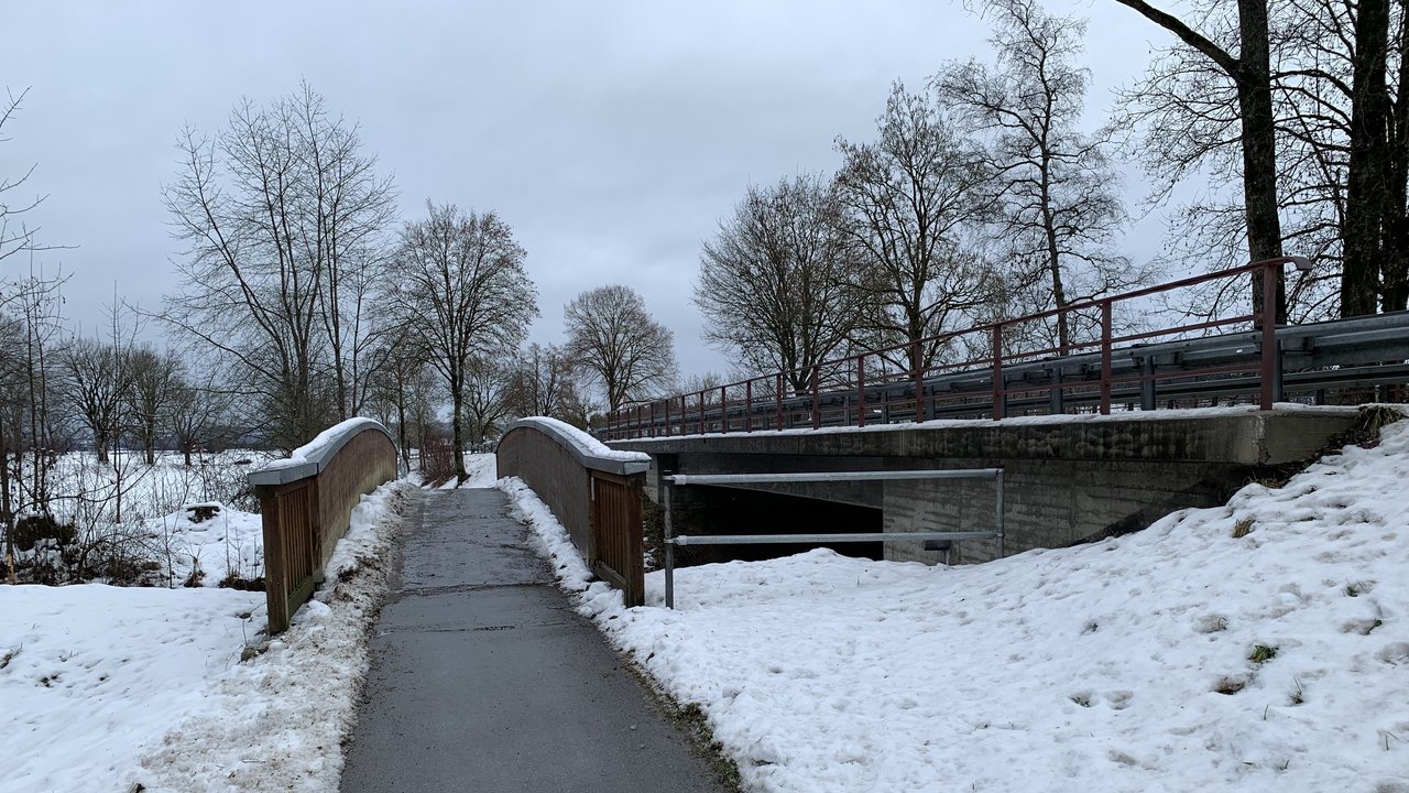Das Foto zeigt die Radwegbrücke über die Eschach im Winter