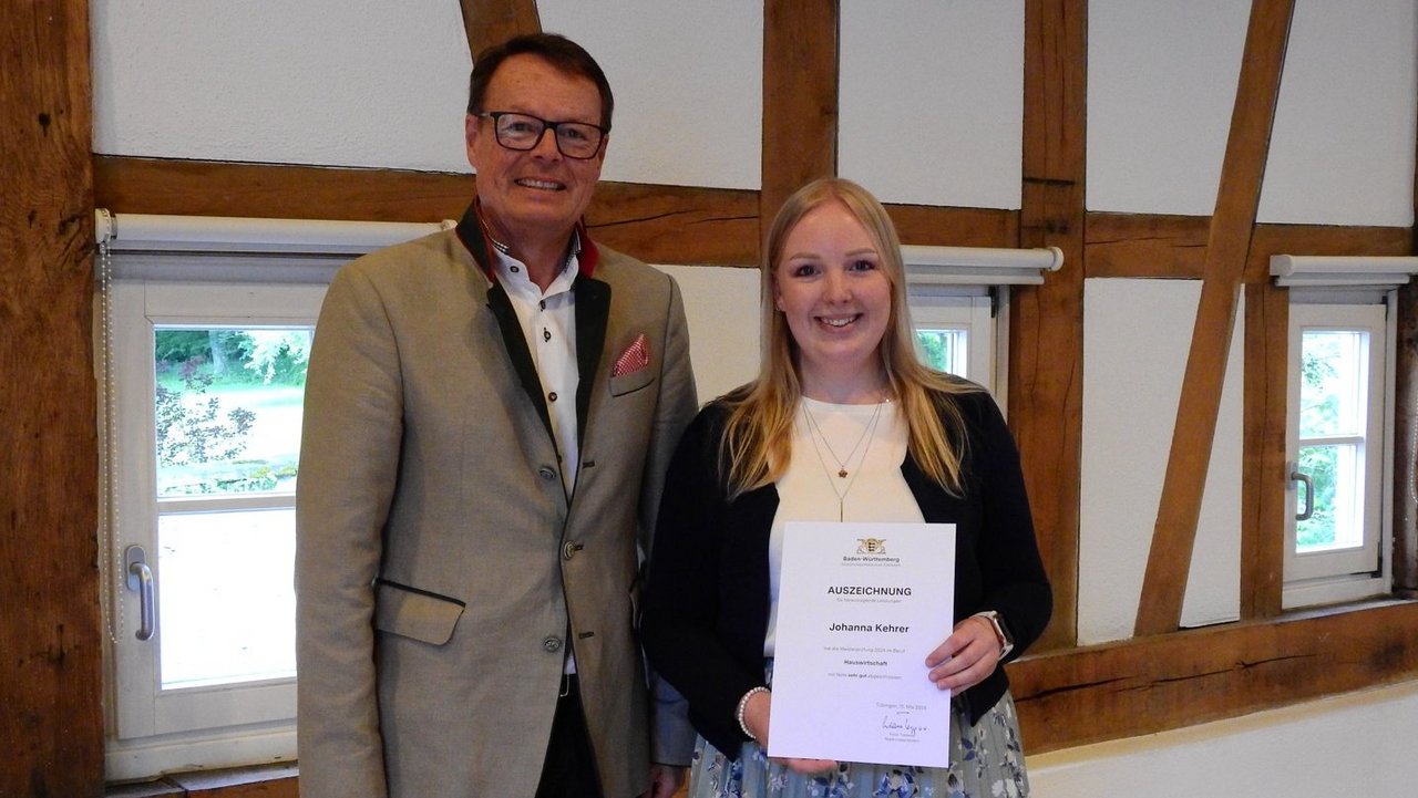 Regierungspräsident Klaus Tappeser und Jahrgangsbeste Johanna Kehrer (Note 1,4) Das Foto zeigt Regierungspräsident Klaus Tappeser und Jahrgangsbeste Johanna Kehrer (Note 1,4) mit Ihrer Urkunde in der Hand