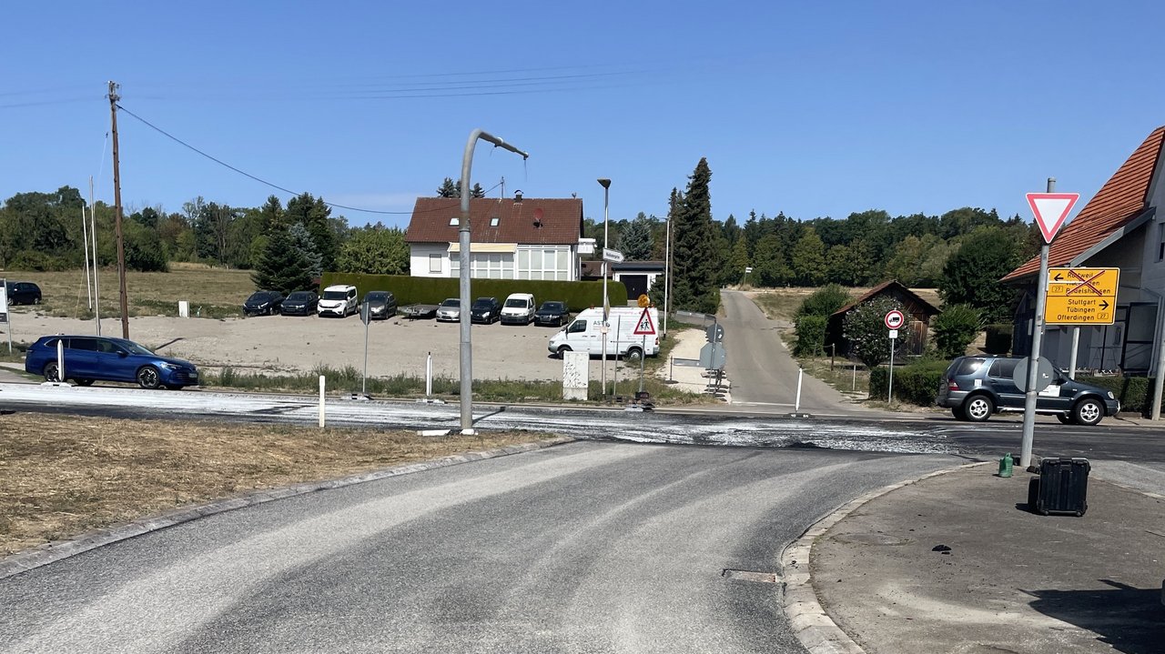 Das Foto zeigt Straßenbauarbeiten im Kreuzungsbereich B 27 / K 6933
