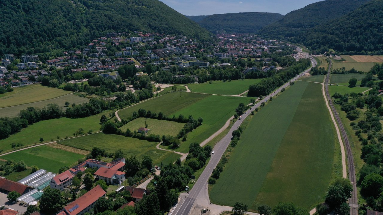 Das Foto zeigt ein Luftbild der Umgebung um die B 28 zwischen Dettingen und Bad Urach