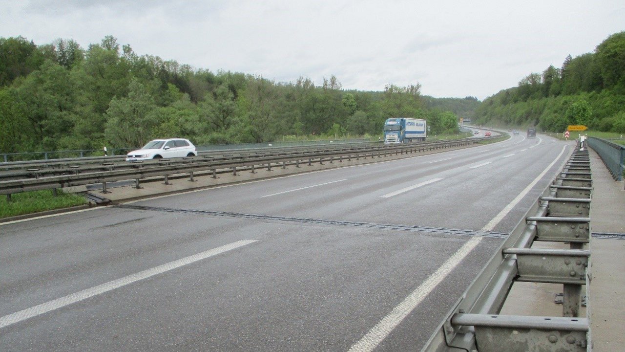 Man sieht die bestehende Übergangskonstruktion in Fahrtrichtung Tübingen