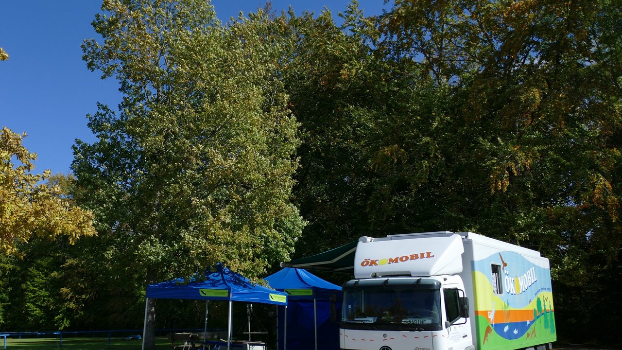 ÖKOMOBIL des Regierungspräsidiums Tübingen Das Foto zeigt das ÖKOMOBIL des Regierungspräsidiums Tübingen und daneben zwei Pavillons; im Hintergrund Bäume