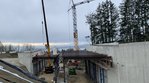 Eine Konstruktion aus Stahlträgern zwischen zwei Betonwänden.
