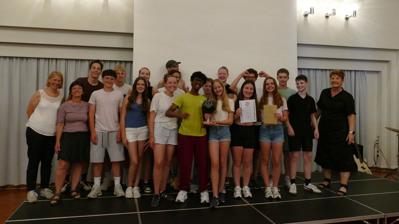 Das Foto zeigt ein Gruppenbild der Klasse 9e des Albert-Einstein-Gymnasiums Ulm mit Abteilungsleiterin Dr. Susanne Pacher