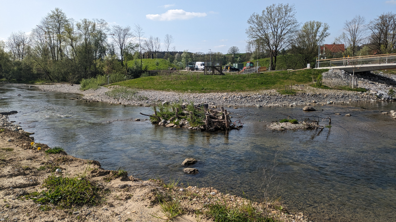 Natunah gestaltete Argen mit Kiesflächen und Pfahlbuhnen aus gerodetem Holz