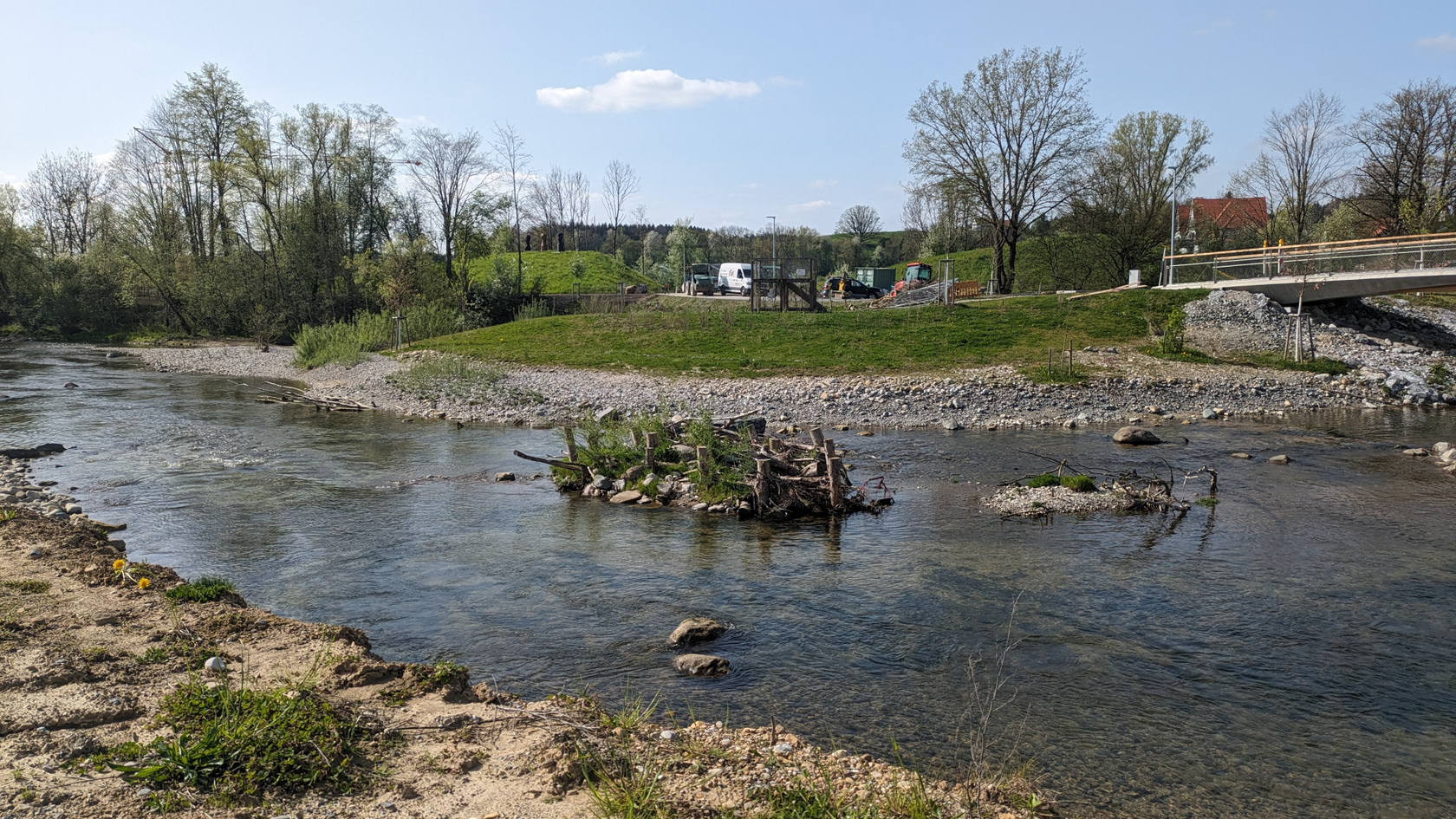 Natunah gestaltete Argen mit Kiesflächen und Pfahlbuhnen aus gerodetem Holz