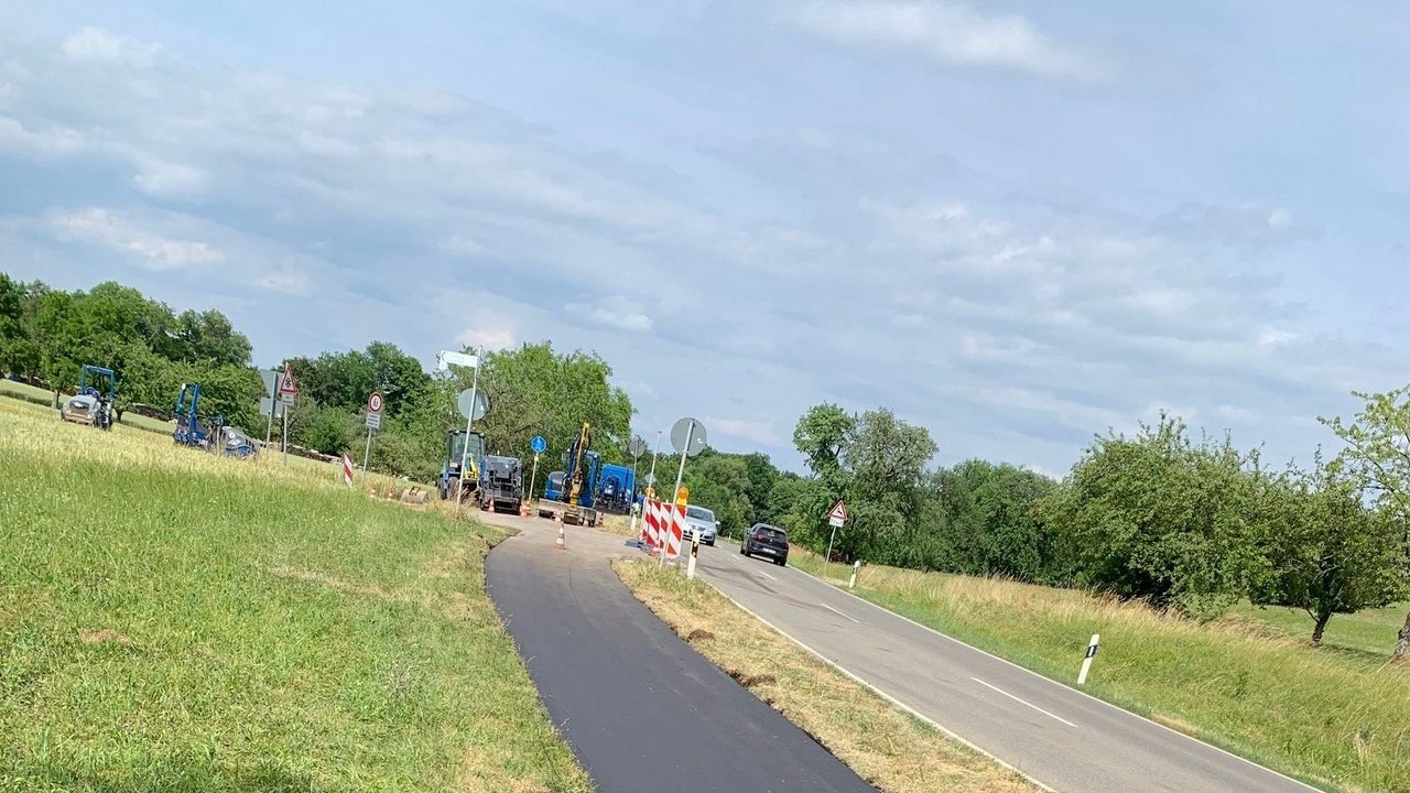 Das Bild zeigt den Radweg entlang der Landestraße 383 zwischen Reutlingen-Gönningen und Mössingen-Öschingen