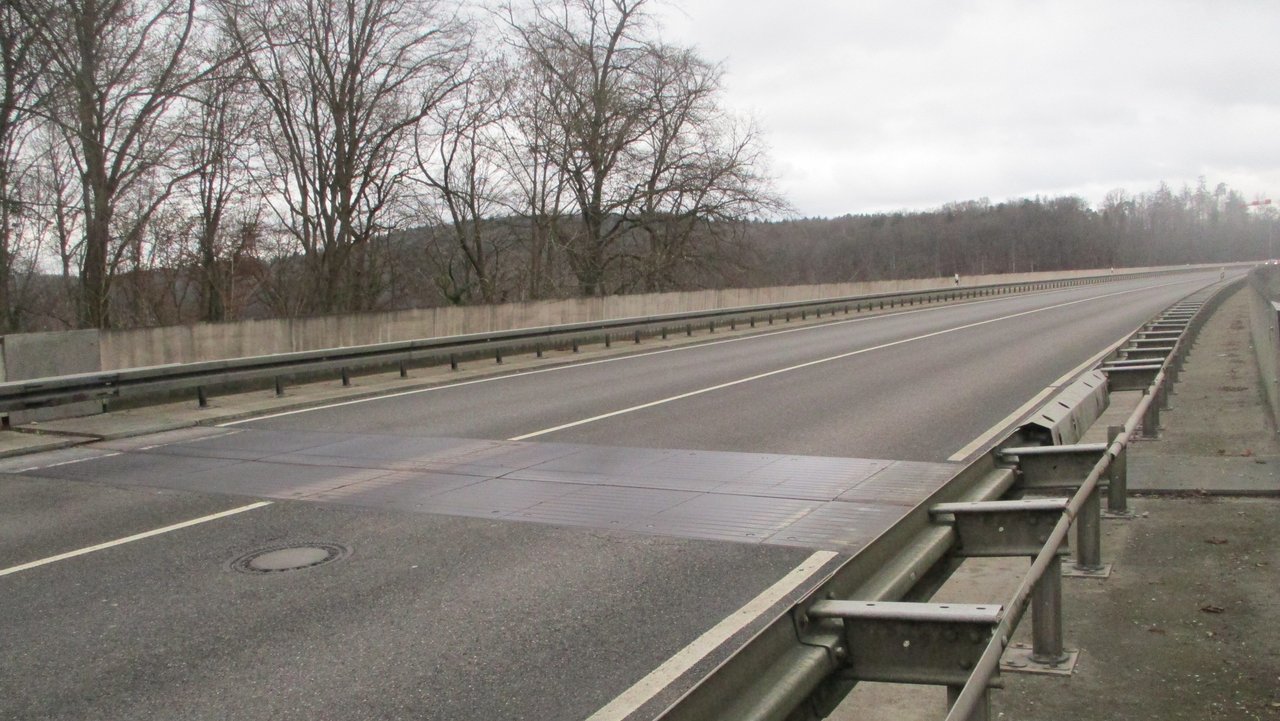 Das Foto zeigt die Fahrbahnübergangskonstruktion am Neckartalviadukt